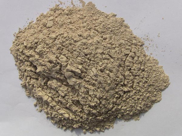 礬土性質(zhì) 礬土主要成分是氧化鋁，為煉鋁和耐火材料的主要原料。白色或灰白色，因含鐵而呈褐黃或淺紅色。密度3.45g/cm3，硬度1～3，不透明，質(zhì)脆。極難熔化，不溶于水，能溶于硫酸、氫氧化鈉溶液。 地區(qū)分布 中國鋁土礦資源比較豐富，在全國18個省、自治區(qū)、直轄市已查明鋁土礦產(chǎn)地205處，其中大型產(chǎn)地72處（不包括臺灣），主要分布在山西、山東、河北、河南、貴州、四川、廣西、遼寧、湖南等地。 投資前景 1.可用于煉鋁工業(yè)。用于國防、航空、汽車、電器、化工、日常生活用品等。 2.可用于精密鑄造。礬土熟料加工成細粉做成鑄模后精鑄。用于軍工、航天、通訊、儀表、機械及醫(yī)療器械部門。 3.可用于耐火制品。高鋁礬土熟料耐火度高達1780℃，化學(xué)穩(wěn)定性強、物理性能良好。 4.硅酸鋁耐火纖維。用于鋼鐵、有色冶金、電子、石油、化工、宇航、原子能、國防等多種工業(yè)，消防人員可用耐火纖維布做成衣服。 5.制造礬土水泥、研磨材料、陶瓷工業(yè)以及化學(xué)工業(yè)可制鋁的各種化合物。 鋁礬土磨粉制備 鋁礬土粉是選用煅燒過的熟鋁礬土礦石用雷蒙磨加工制成的細粉，粒度通常為100目-325目，在耐火材料行業(yè)得到了廣泛的應(yīng)用。通常加工的流程為先經(jīng)顎式破碎機進行破碎，然后篩分進入鋁礬土雷蒙磨或鋁礬土超細磨粉機中，進行鋁礬土粉制備，使其應(yīng)用更加廣泛。