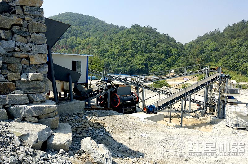 顎式細(xì)破碎機(jī)破碎現(xiàn)場(chǎng)，搭配制砂機(jī)使用